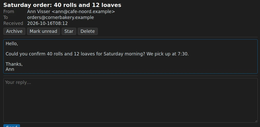 Mail in Virtual Company Builder: an incoming order from a customer, with a reply field and a button to ask an agent for a draft.